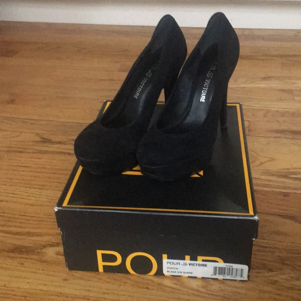 Pour La Victoire Portia suede pumps